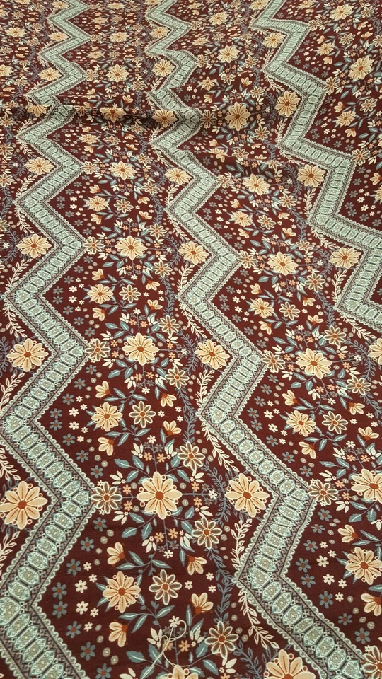 Tela de fondo borgoña flores flores callis rayón por yarda gris Chevron Foto 3 de 4