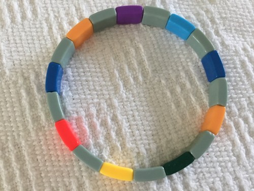 Ein mehrfarbiges rechteckiges Fliesen Acryl Perlen Stretch Armband 8 Zoll 20 cm