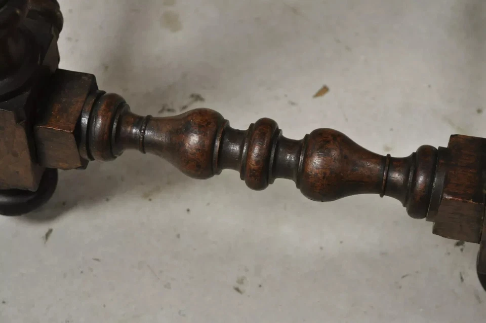 Antiguo banco tapizado italiano renacentista jacobeo 6 vueltas tallado patas de nogal Foto 4 de 4