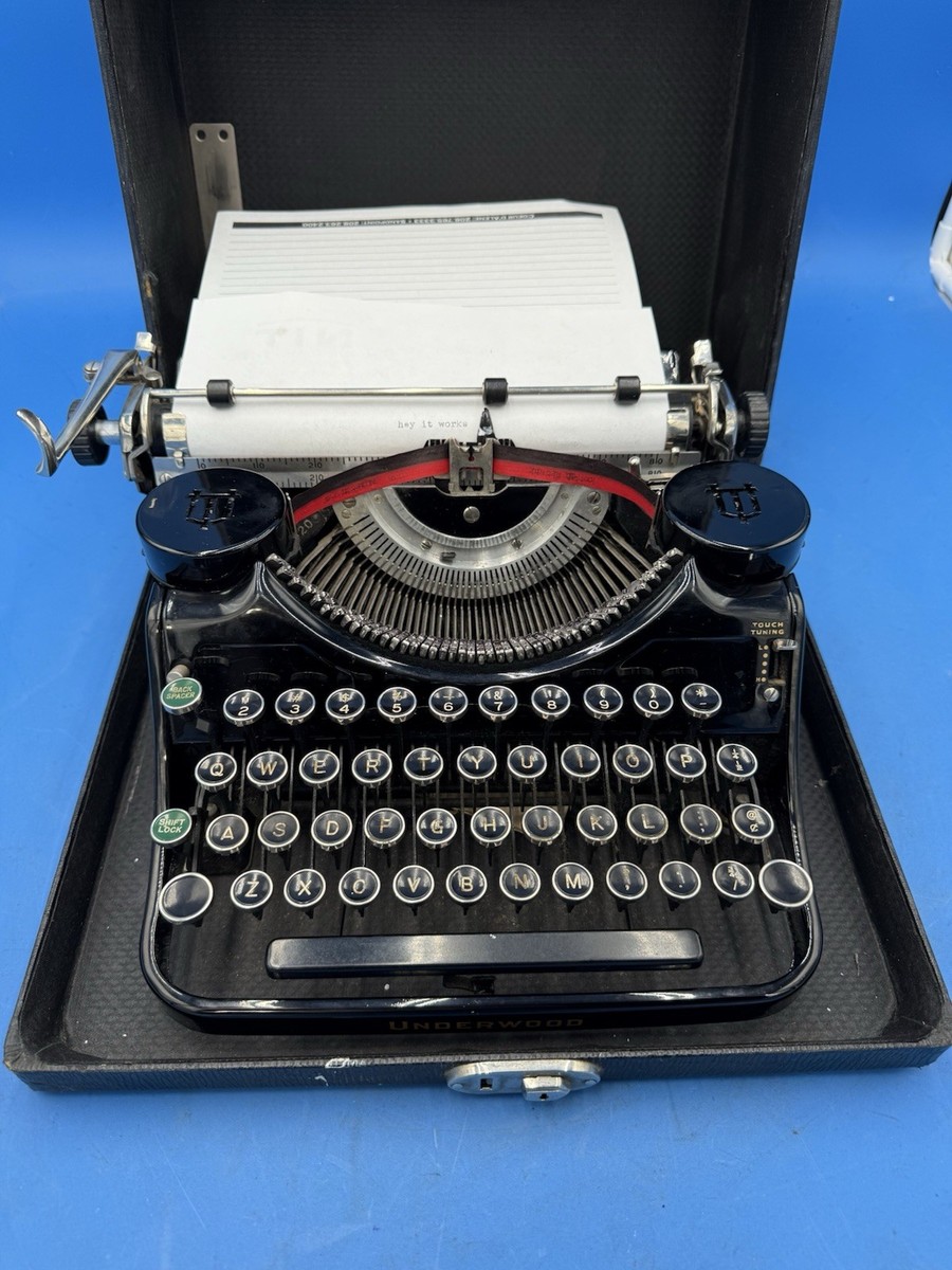 Vintage Underwood Universal Portable Typewriter with Carrying Case