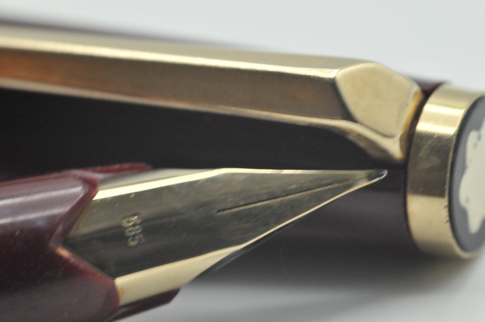 Vintage Montblanc 221 Fountain Pen 14K Fine Nib Borgundy Very Good+ W10010