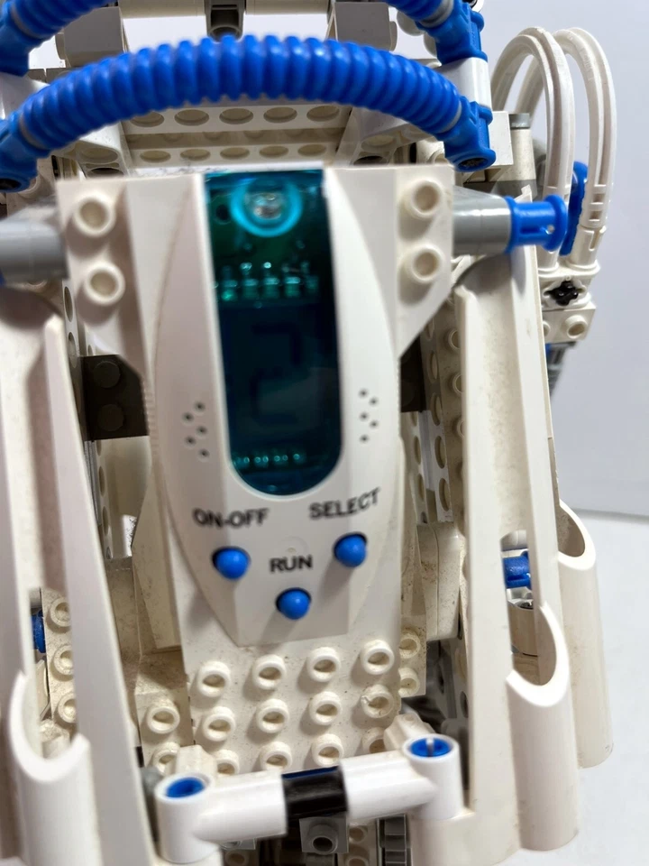 LEGO Technic: Droid Developer Kit R2 D2 9748 (1999) + Partial Darth Vader 8010 - Image 3 of 4