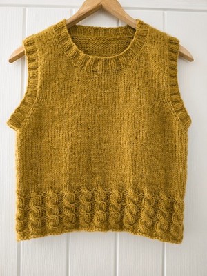 Cropped Weste Wolle, Baby Alpaka und Seide oliv mit Zopfmuster Gr. S