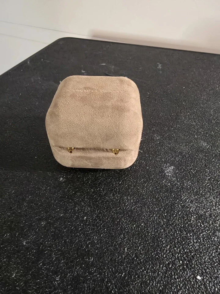 "Caja de anillo pequeña vacía David Yurman 2"" gamuza topo joyero auténtico" Foto 4 de 4