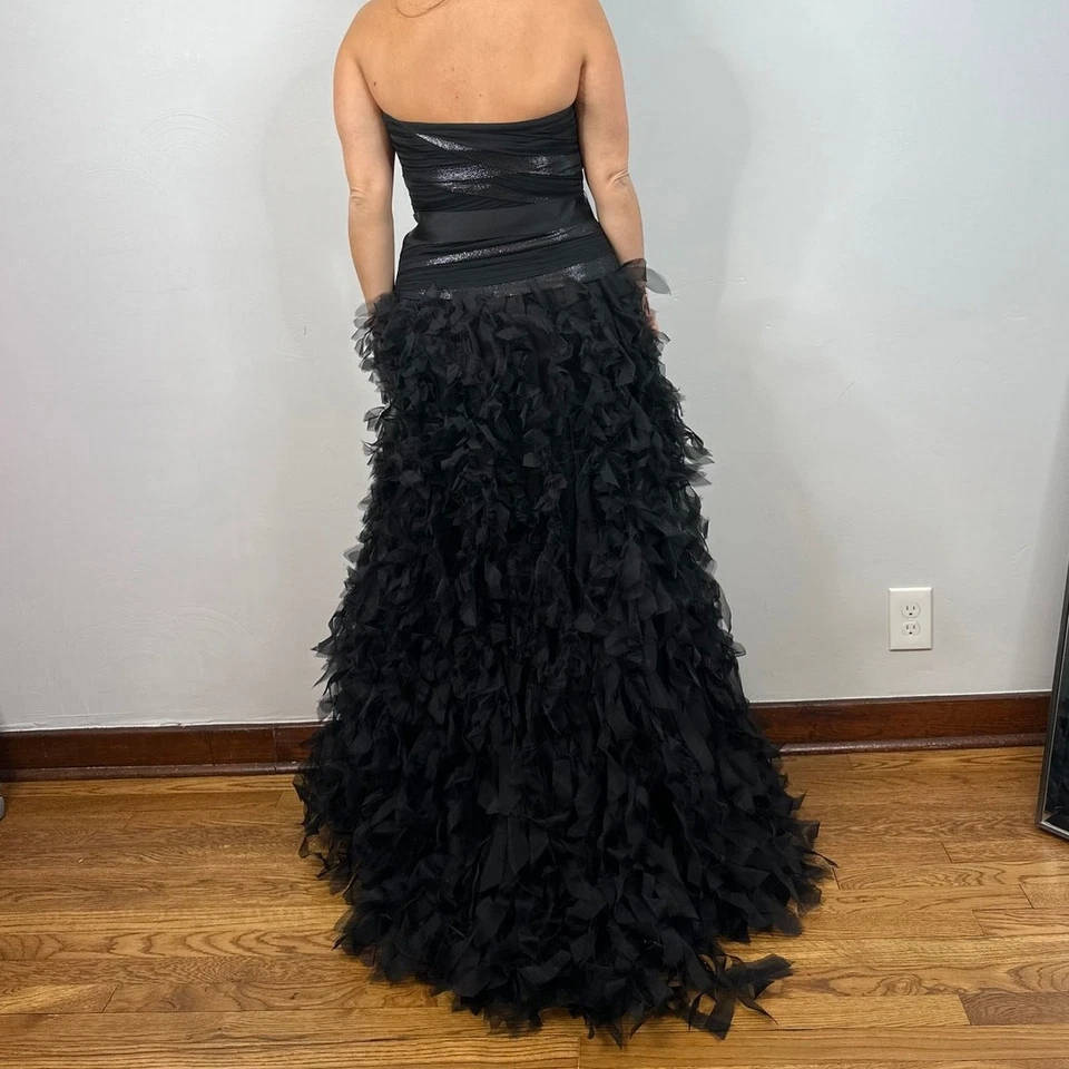 Vestido Tadashi Shoji preto de seda sem alças babado fita de chiffon cintura gravata TAMANHO 10 - Imagem 2 de 4