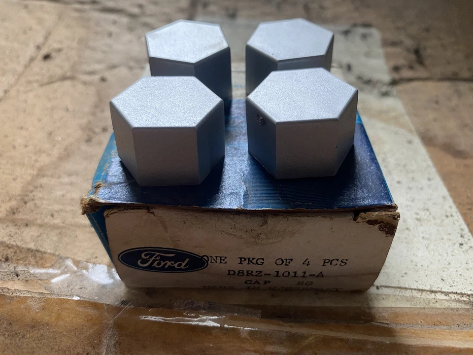 Juego de 4 cubiertas de perno Ford Fiesta 1978 1979 D8RZ-1011-A nuevo de lote Foto 2 de 4