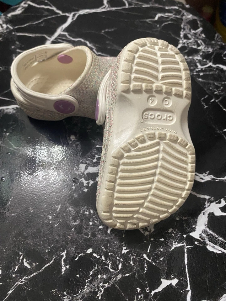 Crocs infantiles blancos con chorros Foto 2 de 2