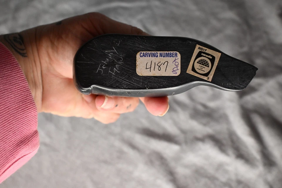 Escultura de piedra jabonera sello inuit de colección tallada y firmada a mano, arte esquimal CANADÁ Foto 3 de 4