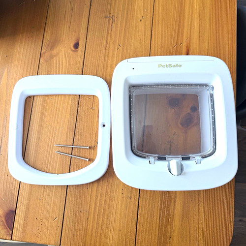 PetSafe Microchip Cat Dog Pet Manual Locking Flap Door model #300-3274