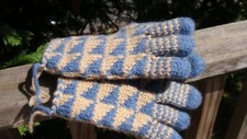 1 PAIR HAND MADE WOOL LADIES / GIRLS GLOVES SIZE SMALL