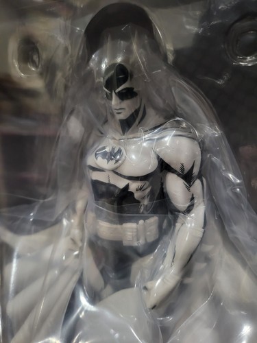 DC Comics Batman Black and White Version SDCC 2024 Limited Edition **IN STOCK** - Picture 3 of 16