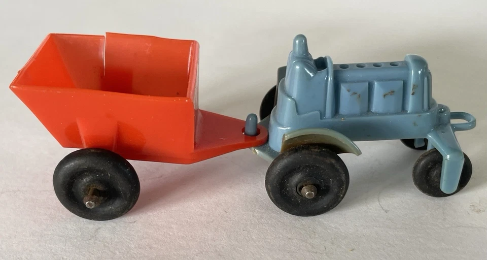Винтажный фермерский трактор Manoil синий пластик игрушка с драйвером и тележкой - Изображение 2 из 4