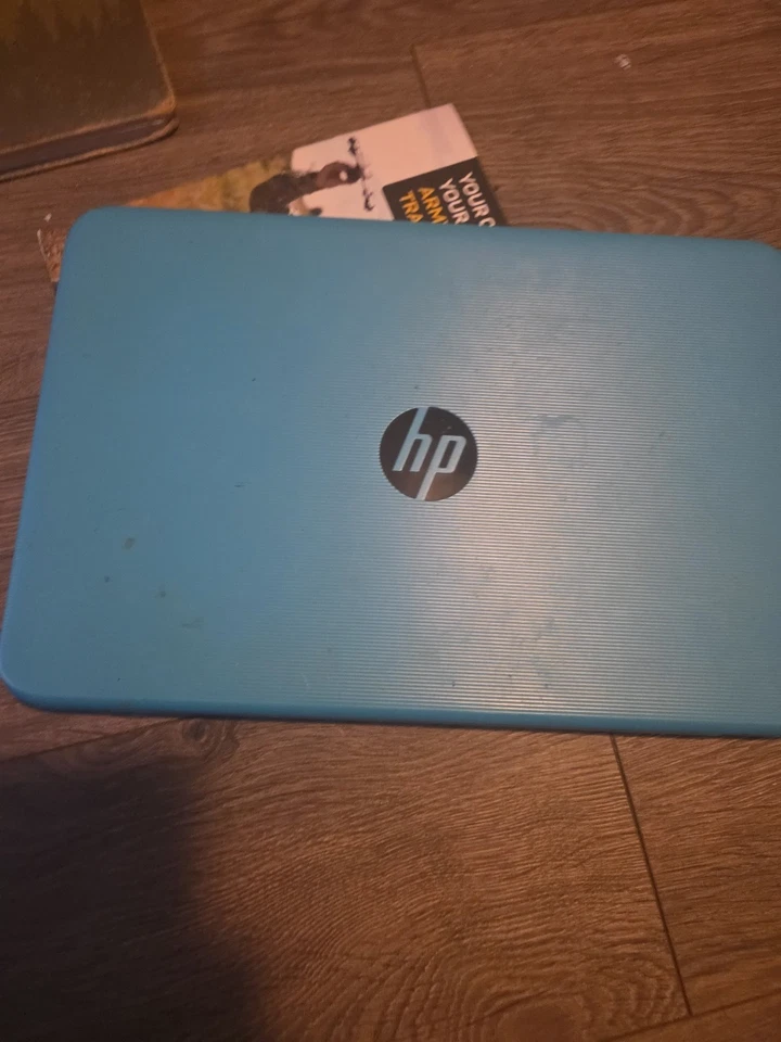 Portátil HP azul no funciona Windows 10 para piezas pantalla agrietada Foto 2 de 3