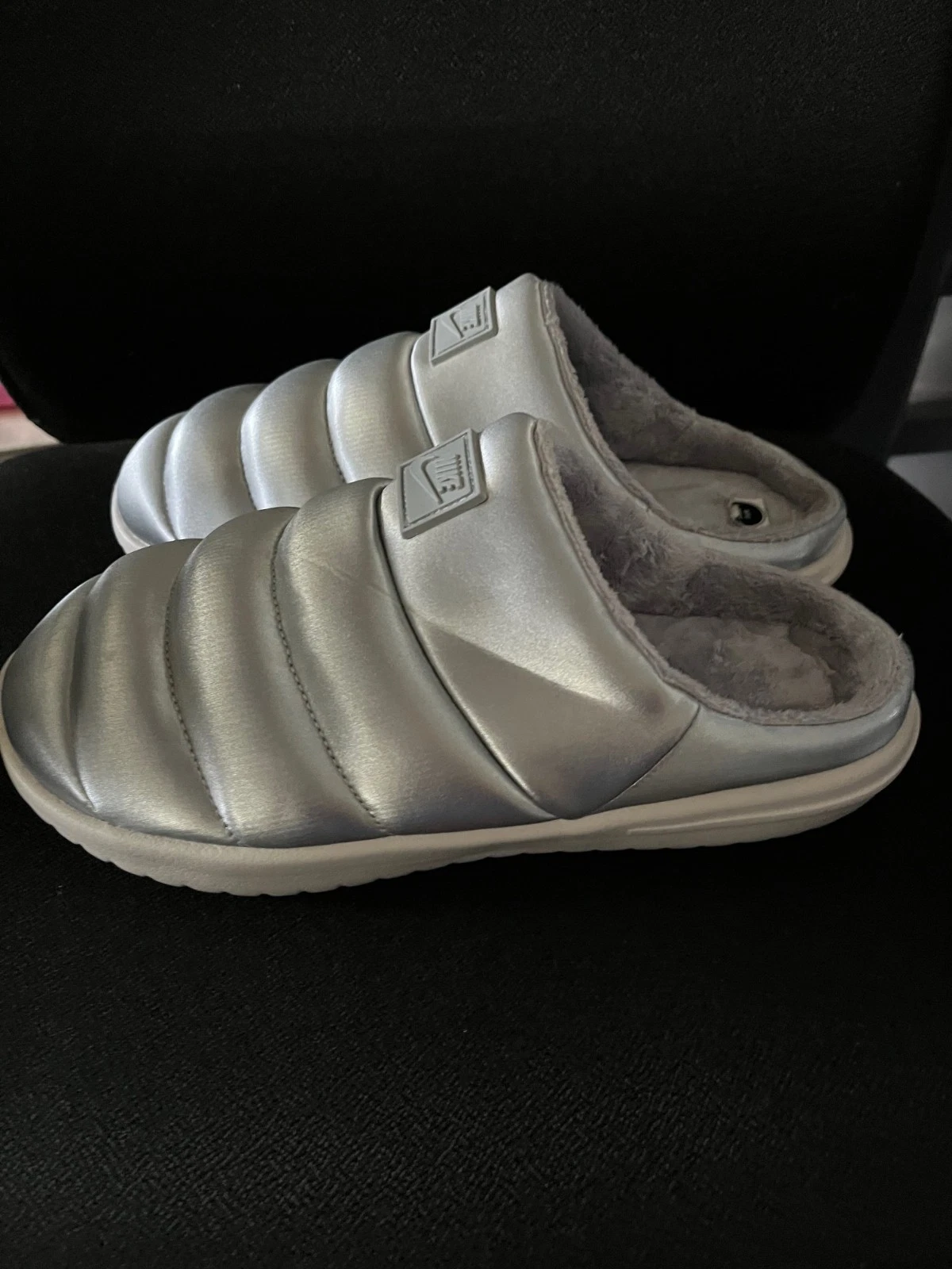 NUOVE ciabatte Nike Burrow SE Slides argento leggere da donna taglia 9 FZ7940 001