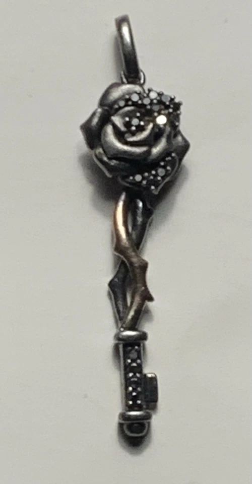 Colgante Llave Rosa Diamante Negro Villanos Disney Encantados Foto 2 de 4