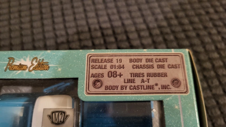 Camiones automáticos GMC Suburban Carrier 1958 M2 Machines azul y blanco fundido a presión 1:64 Foto 2 de 4