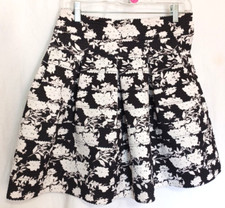 Saprano Women's Sz Med Black & White Floral Pleated Rear Zip 0261