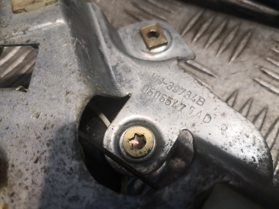 CHRYSLER 300 C Touring LX Front Left Door Window Regulator Lifter 05065475ad - Image 4 of 4