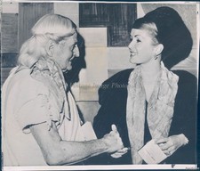 1964 France Debbie Reynolds Raymond Duncan Meeting Historic Vintage Photo 7x9