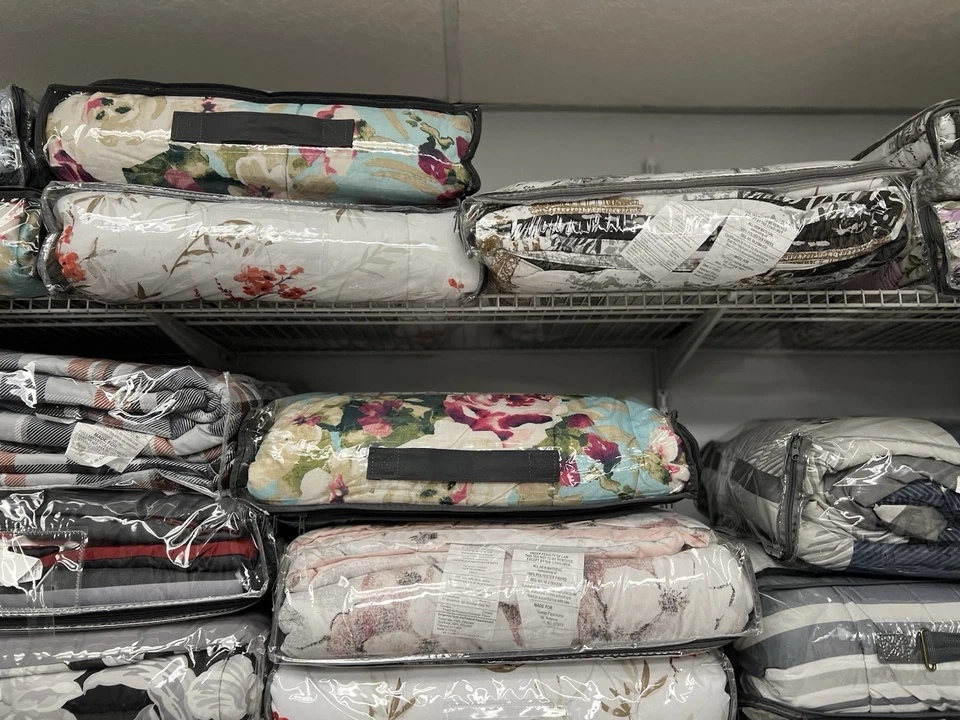 QUEEN Mint duvet+shams with KING velvet quilt + shams bedding set. - Image 4 of 4