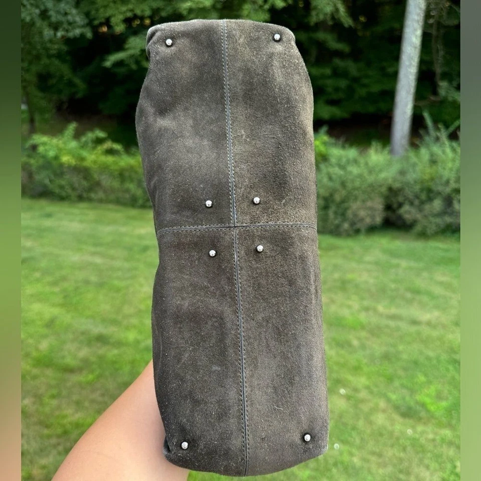 Bolso de hombro Tod's de gamuza verde con adornos de cuero Foto 3 de 4