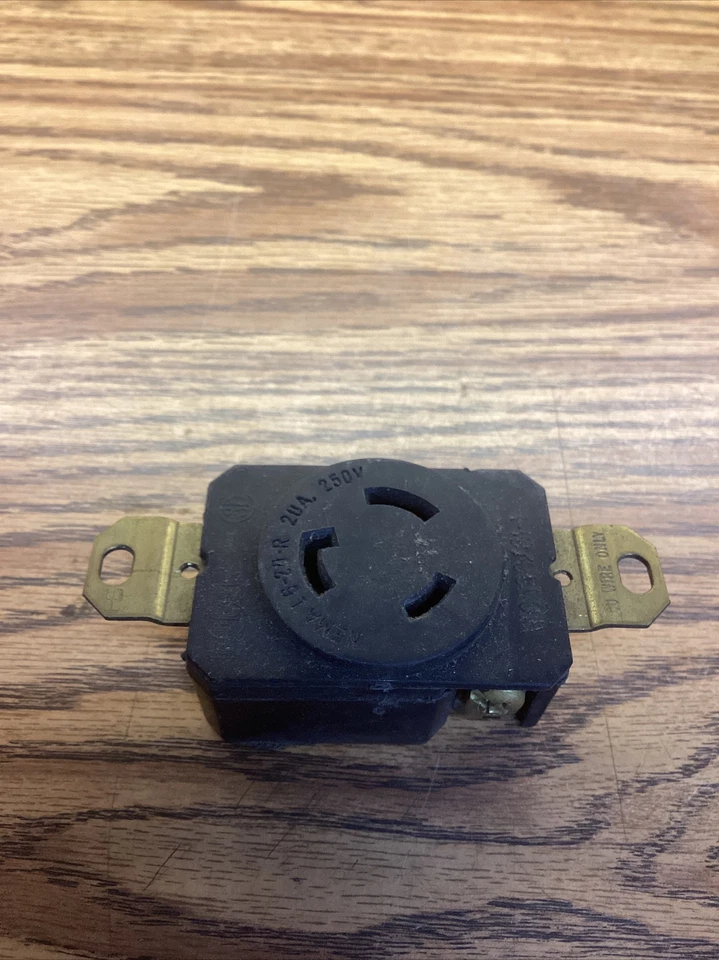 Legrand WC596/81-1 L620R Turnlock Single Receptacle 20A 250VAC 2 Poles 3 Wires - Image 3 of 4