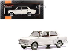 1970 FIAT 124 WHITE 1/18 DIECAST MODEL CAR BY IXO 18CMC205OP24