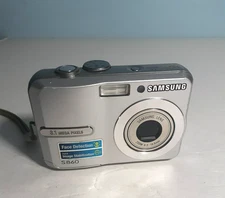 Samsung S860 8.1 MP silver Digital Camera - Tested and Working