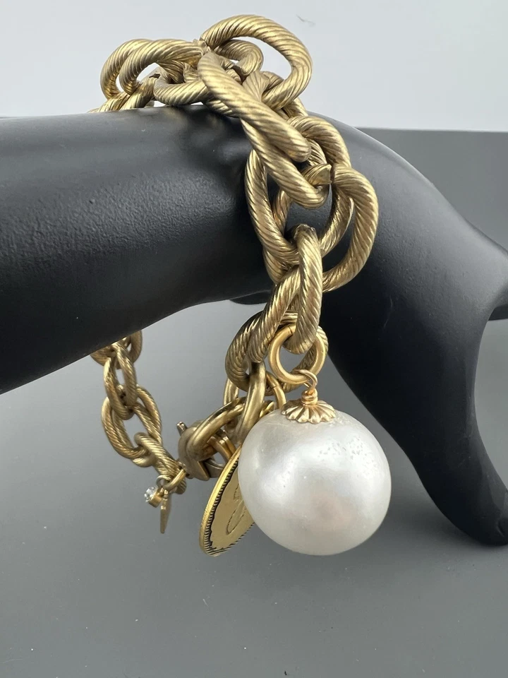 Pulseira Berloque John Wind Sorority Gal Monograma Inicial Pérola Falsa Tom Dourado 7,25 - Imagem 3 de 4