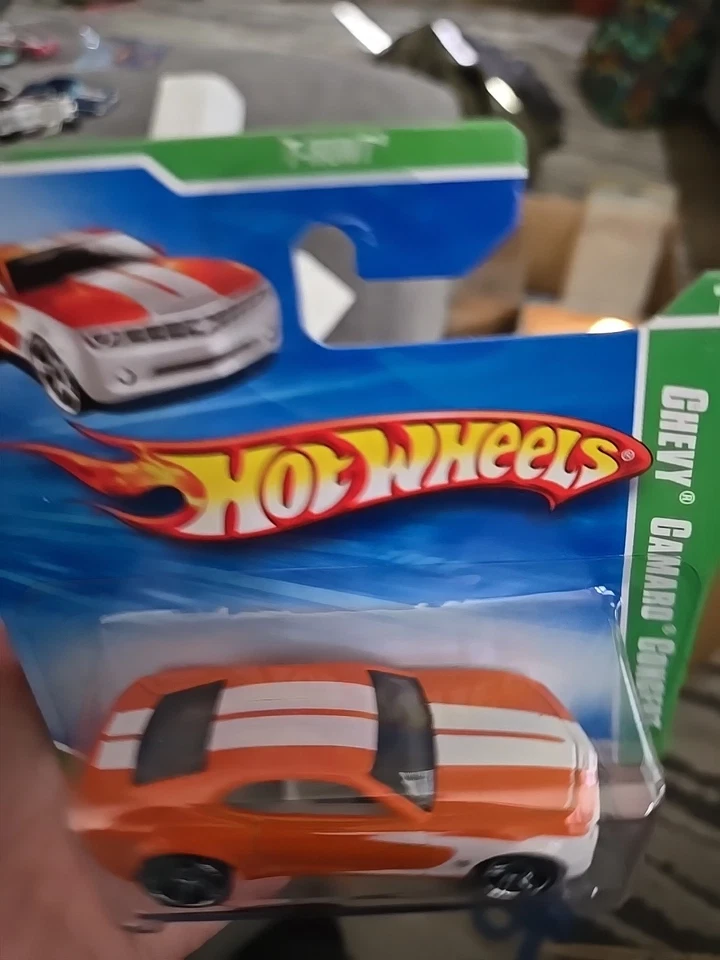 Tarjeta corta Hot Wheels Treasure Hunt Chevy Camaro Concept 1:64 Malasia Foto 2 de 4