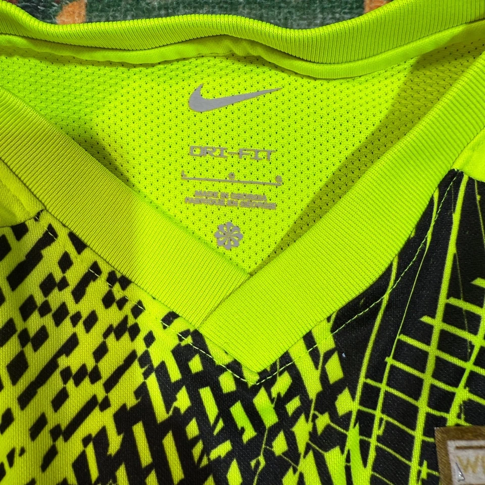 Camiseta deportiva para mujer Nike Dri-FIT PRPL RS verde neón negra Foto 3 de 4