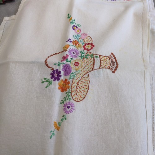 Huge Bundle Of Vintage Embroidered Linens Tablecloth Napkins Chair Backs Tray... - Picture 13 of 15