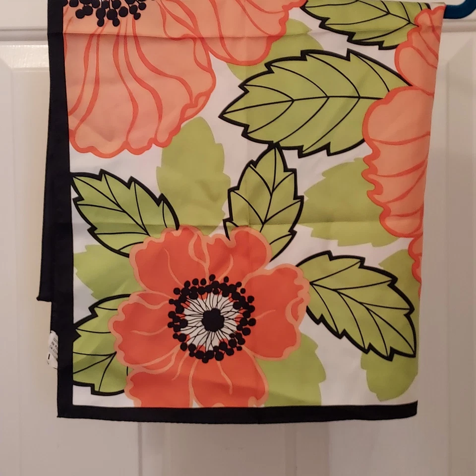 Bufanda cuadrada Talbots para mujer 100 % seda 26 pulgadas Floral con hojas borde negro usado en excelente estado Foto 4 de 4