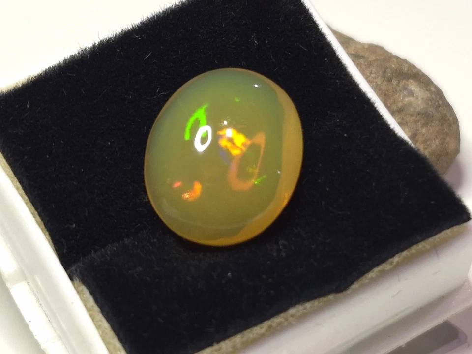 Cabujón amarillo ópalo de 8 quilates Foto 2 de 4