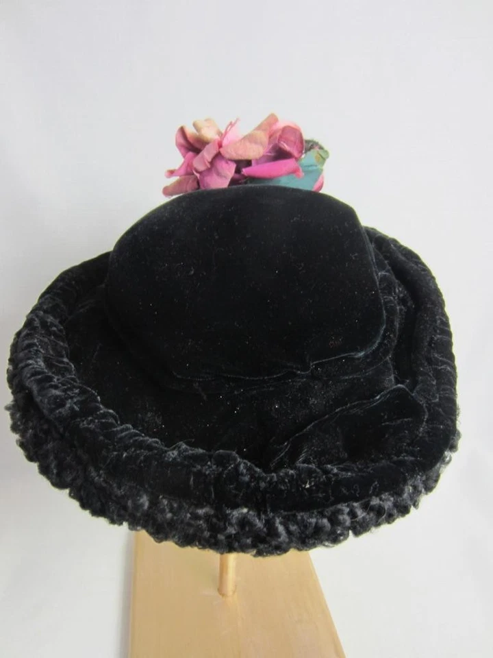 *1920's True Antique Ladies Hat Black Velvet, Faux Curly Lamb HTF Style - Image 4 of 4