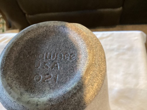 (2) Shawnee USA Art Pottery W/Scallop Edges & Pink/Grey Speckle Confetti Vases. - Picture 16 of 18