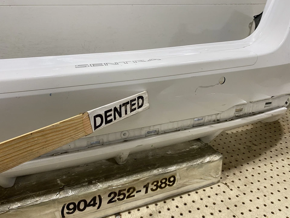 Cubierta de parachoques trasero Nissan Sentra S/SV 2020 2021 OEM blanco 85022 6LB0H Foto 4 de 4