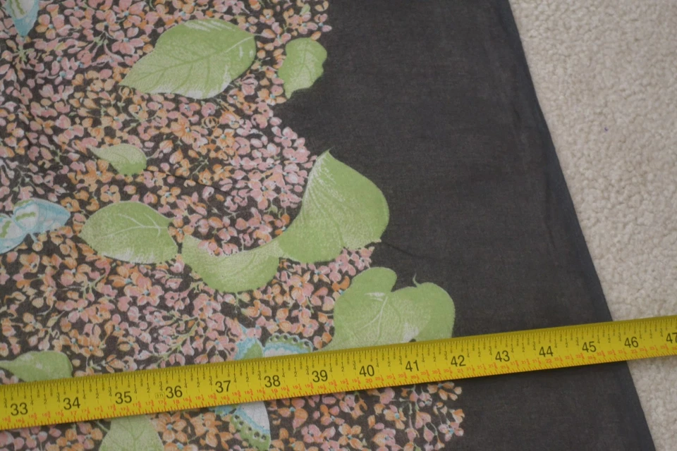 Por 1/2 yarda, 46" de ancho, vintage, rosa y verde floral sobre algodón negro orgánico, M7931 Foto 3 de 4