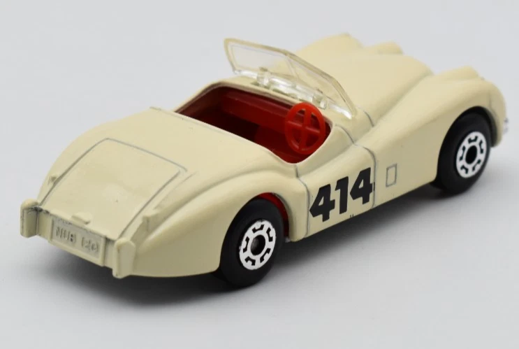 Matchbox Superfast Jaguar XK 120 Cabriolet crema. Made in Macao - Immagine 2 di 4