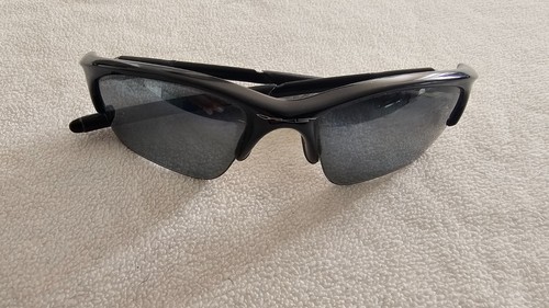 Gafas de sol polarizadas Oakley montura negra.