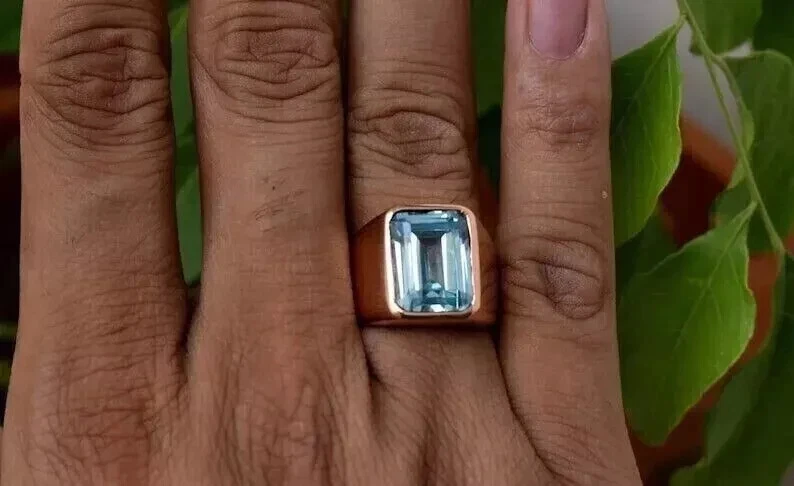 Anillo de banda para hombre de aguamarina moissanita corte esmeralda de 4,00 quilates enchapado en oro rosa de 14 quilates Foto 3 de 4