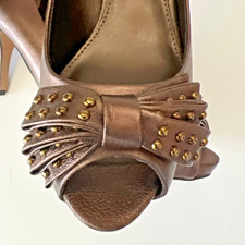 New NWT Vince Camuto Open Toed Pump leather Metallic Bronze, Gold studs Bow Sz7M