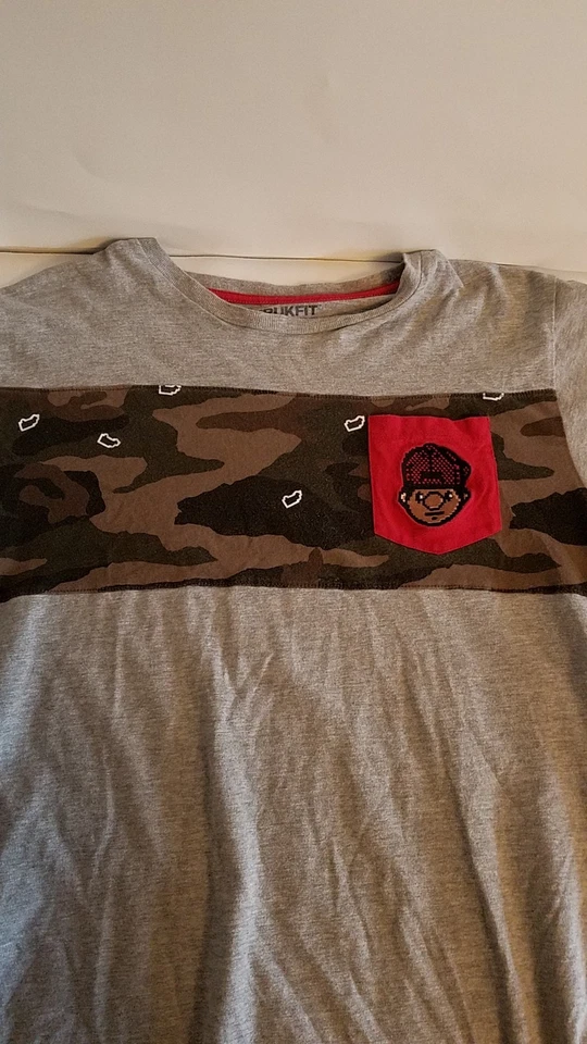 Camiseta Trukfit Gris Y Patrón Camuflado Con Mini Parche Bolsillo Talla XL Foto 3 de 4