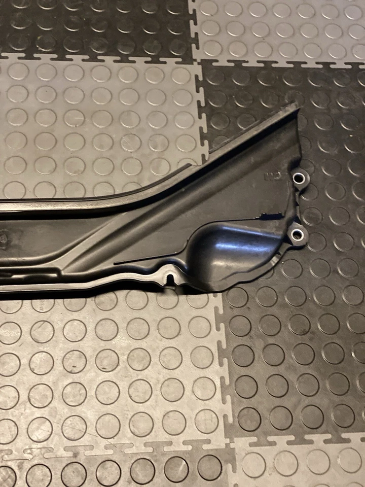 Painel de tampa do capô central do compartimento do motor BMW M2 F87 2016-2020 15 6772 10 FABRICANTE DE EQUIPAMENTO ORIGINAL - Imagem 3 de 4