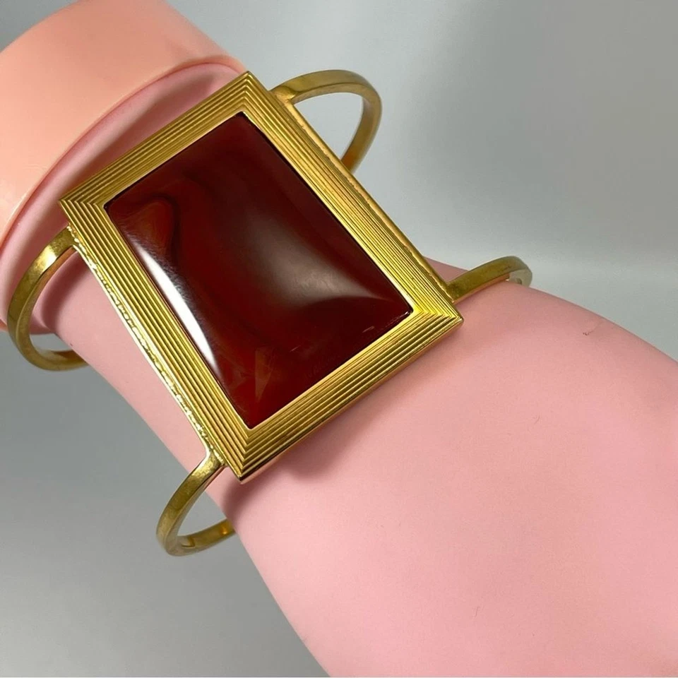 Brazalete Abierto Acero Inoxidable Tono Dorado Guantelete Cabujón Acrílico Centro Foto 3 de 4