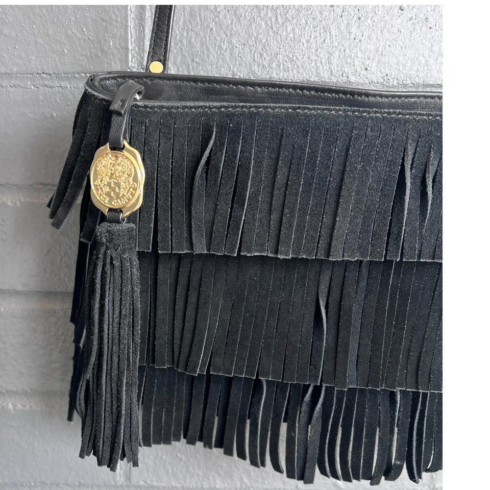 Bolsa tiracolo VINCE CAMUTO Riqui preta camurça franja couro embreagem boêmia - Imagem 3 de 4