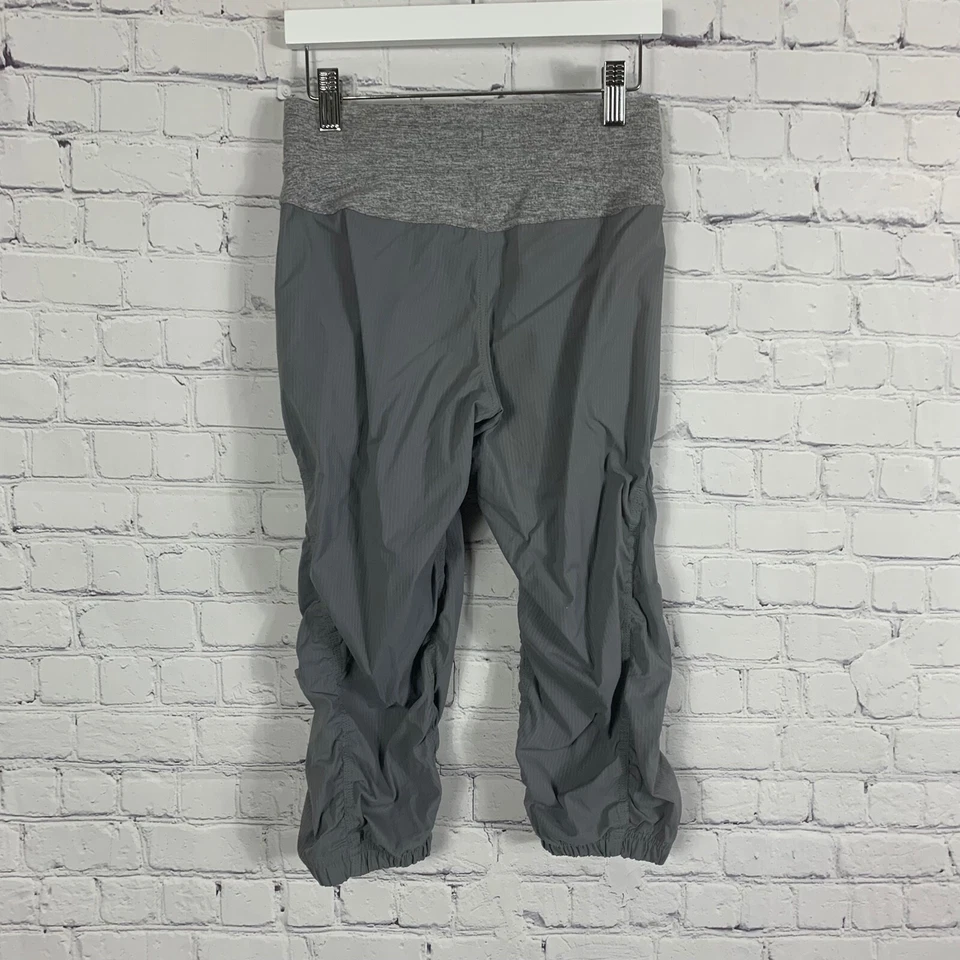 Pantalones cortos acanalados grises Ivivva by Lululemon Live To Move Dance Studio talla 10 Foto 3 de 4