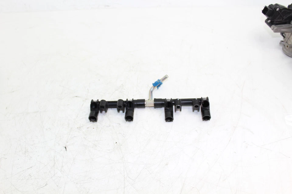 11-19 Suzuki Gsxr750 Secondary Fuel Rail Gas Rail 13473-14j10 - Image 4 of 4