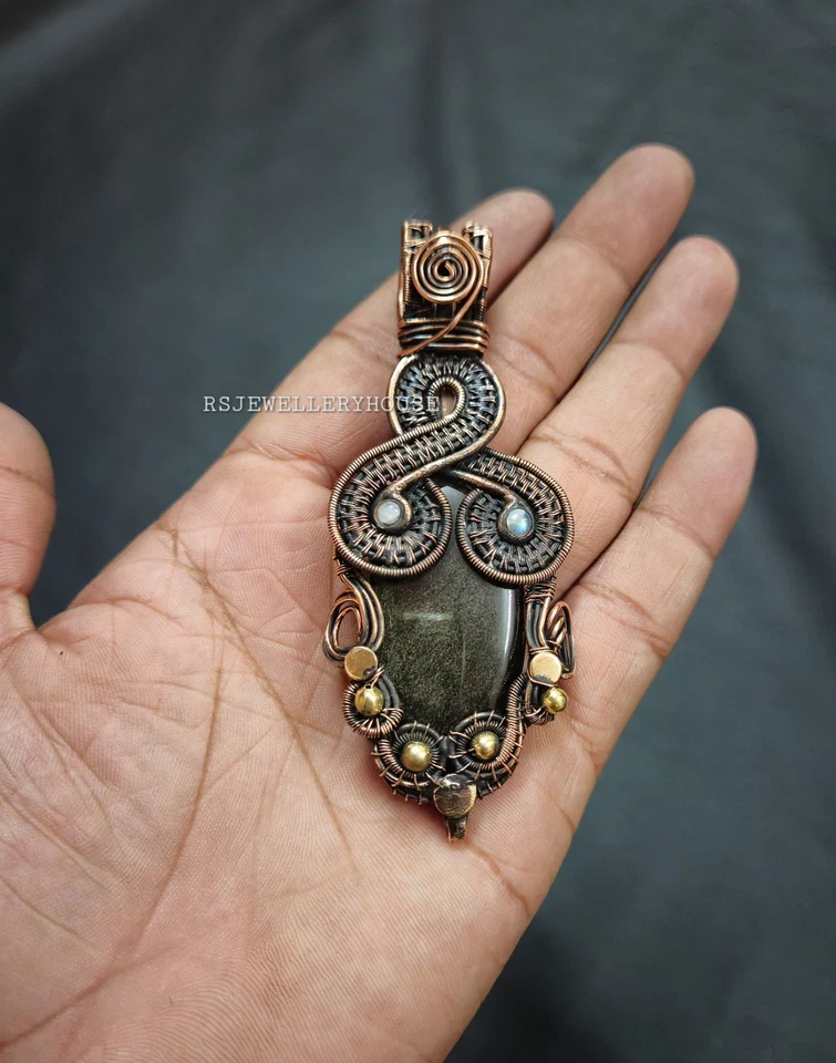 Precioso colgante de piedras preciosas de obsidiana brillo plateado envuelto en alambre de cobre Foto 4 de 4