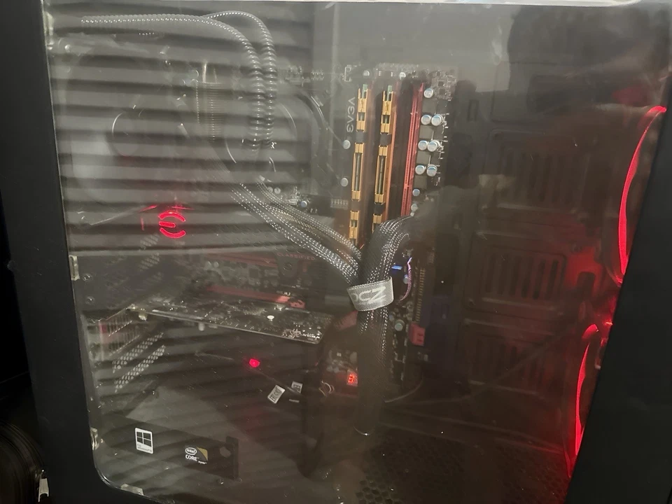 PC de escritorio EVGA i7 personalizada + monitor HP 24” – excelente estado Foto 4 de 4